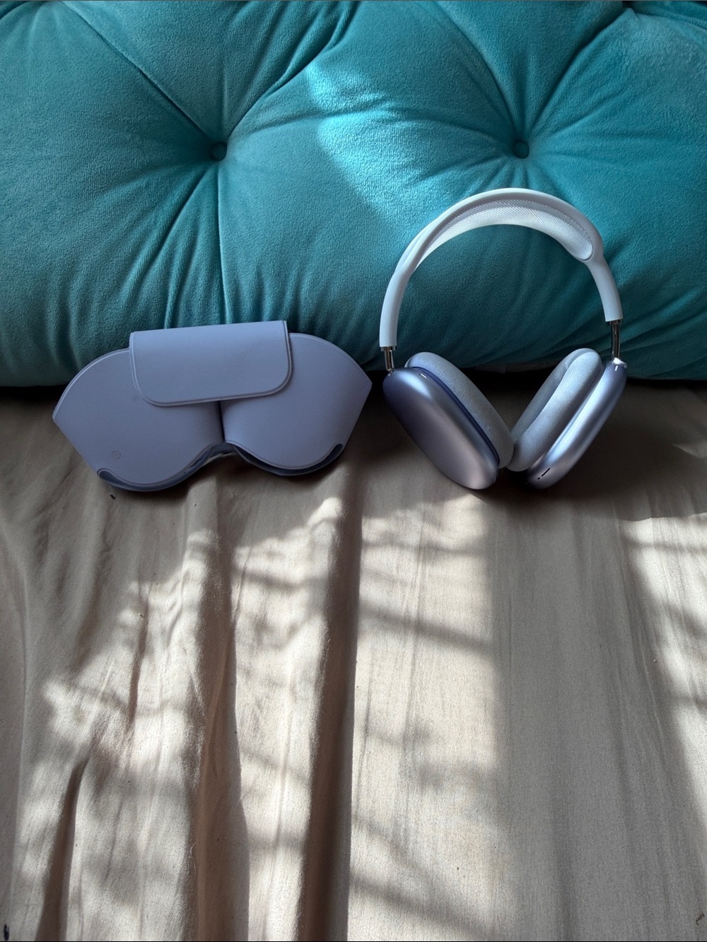 Apple Over-Ear Wireless Headphones and Smart Case - Light Silver and White